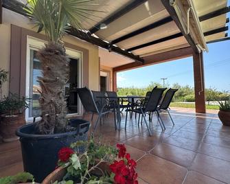 Relax in this Sithonia Property with ocean views - Néos Marmarás - Patio