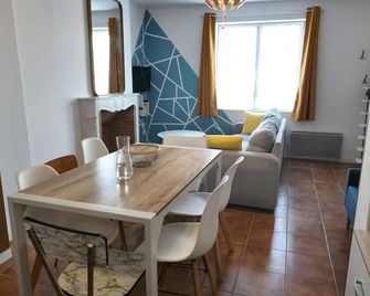 Large city apartment with 2 private indoor parking spaces - Raismes - Salle à manger