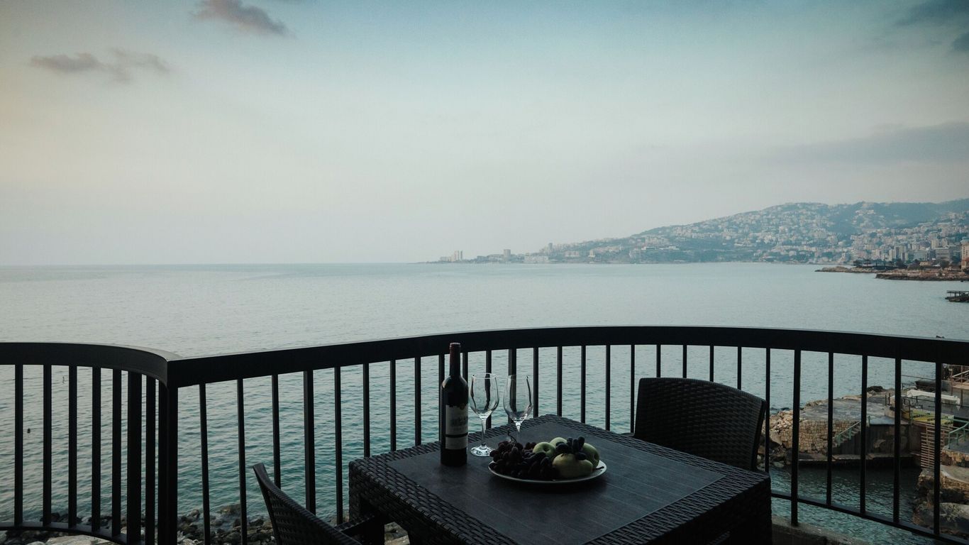 Holiday Suites Hotel & Beach Resort