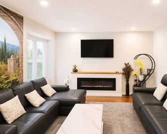 Cozy 3br Villa Garden View Beach - Surrey - Living room