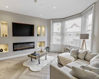 The Burlington By Stamp Sa - Blackpool - Living room