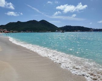 Studio Sleeps 2 with Free Parking - Simpson Bay - Praia