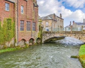 Riverside apartment with private balcony and direct views over the river. - Cockermouth - Pool