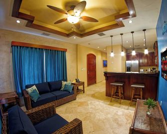 3mill+ Oceanfront Villa @ Infinity Bay Resort +terraces, Pools, Luxury 24hr Srvs - West Bay - Salon