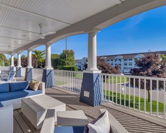 Stunning Lakeview Home with 5 Bedrooms and 6k SqFt of Modern, High-End Amenities - Charlevoix - Balcony