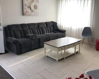 Furnished Home In Geraldton - Geraldton - Living room