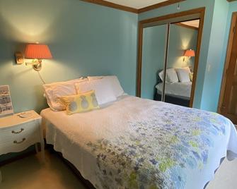 Cozy lakeside home on the western shore of Lake Winnebago. 40 min to Lambeau. - Neenah - Slaapkamer
