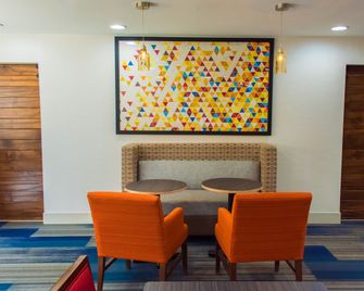 Holiday Inn Express & Suites Kinston By IHG - Kinston - Lounge
