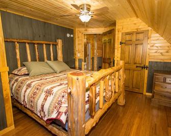 Hopewell Croft - Southern Ohio Cabin Rental - Manchester - Bedroom