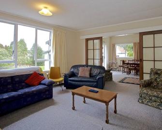 St Marys Vicarage Retreat - Raetihi Holiday Home - Raetihi (Wellington) - Sala de estar