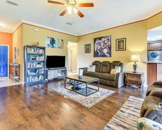 2 Mi to Beach & Boating: Family Home in Lynn Haven - Lynn Haven - Living room