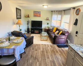 Sunshine Ridge Cozy Suite - Nanaimo - Living room