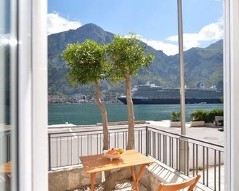 Cosy front line apt with sea access at your door step - Kotor - Balcony