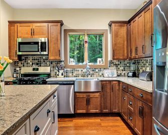 True Adirondack living. 3-bedroom house in tranquil Diamond Point. - Diamond Point - Cocina