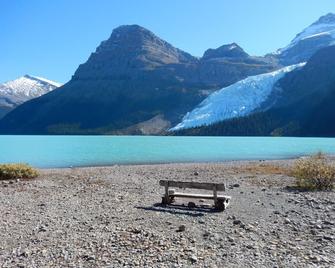 Mica Mountain Lodge & Mica cabin at Mt Robson Park, near Jasper National Park - Tete Jaune Cache - Beach