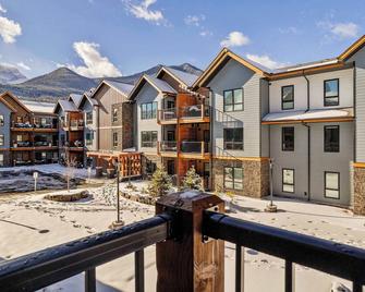 Pool and hot tub Stunning 2Bd haven in the Rockies - Canmore - Bâtiment