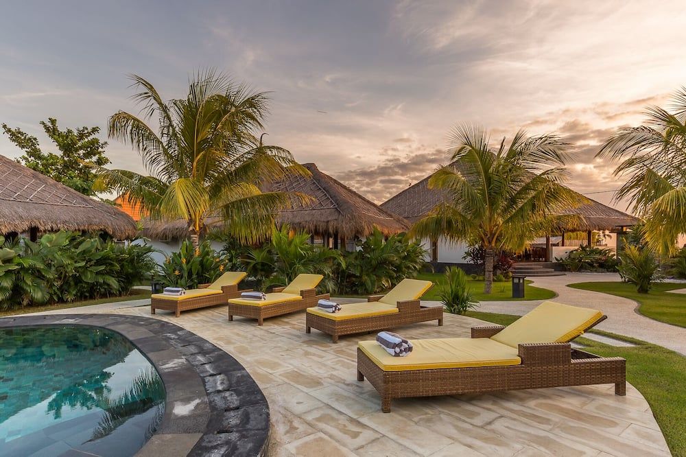 Emocean Beach Boutique Resort - Abang - Piscina