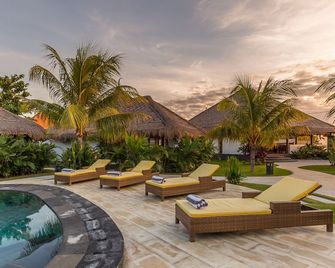Emocean Beach Boutique Resort - Abang - Bể bơi