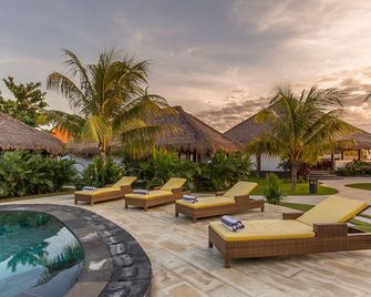 Emocean Beach Boutique Resort - Abang - Piscina