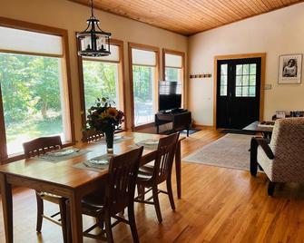Hawk Ridge Retreat - Athens County getaway - Athens - Dining room