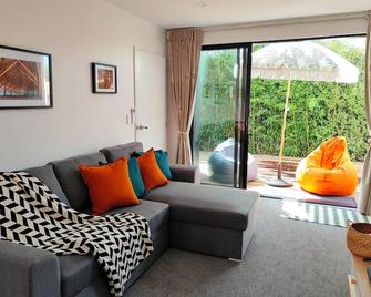 Tranquil Bamboo Oasis -New 2 Bed Close To Cbd - Christchurch - Living room