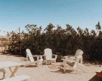 Desert Ranch w Cowboy Pool, Hammock, Firepit, Soaking Tub, Stargazing, & More - Twentynine Palms - Patio