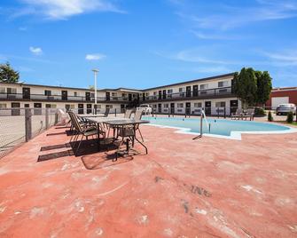 Motel 6 Cranbrook Bc - Cranbrook - Piscina
