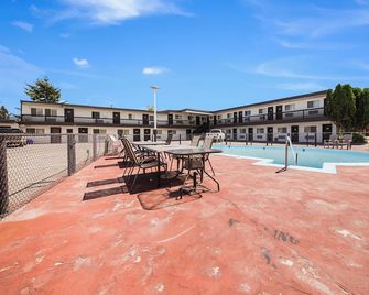 Motel 6 Cranbrook Bc - Cranbrook - Piscina