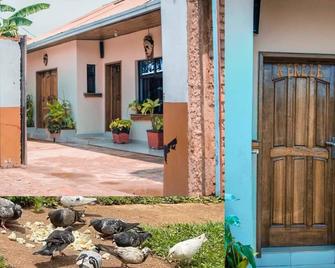 Room in Villa - Bar Restaurant Guesthouse - Bukavu - Vista del exterior