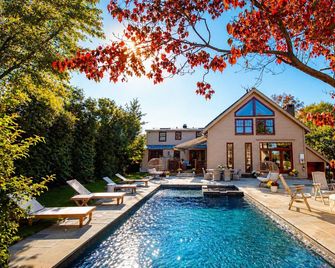 2 Beautiful Homes, 1 Stunning Retreat: Pool Hottub Pizza Oven + Near Beach & Nyc - Fairfield - Pool