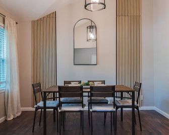 The Red Door Retreat: Where Wellness Meets Southern Hospitality - Atlanta - Dining room