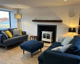 Sarsgrum overlooking Kyle of Durness with ever changing tideline. Pet friendly! - Durness - Living room