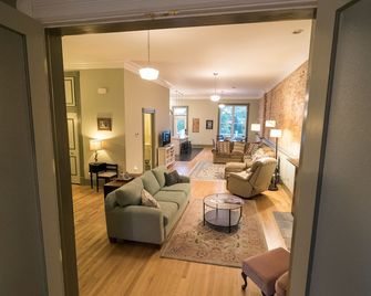 Beautiful Historic Building on Manistee River Walk - Manistee - Living room