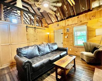 Beautiful Cabin 34 Acres Amazing Mountain Views Border Cherokee National Forest - Tellico Plains - Living room