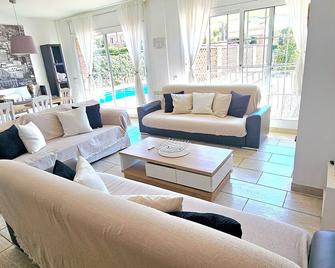 Family House With Pool Very Close To The Beach - Sant Vicenç de Montalt - Living room