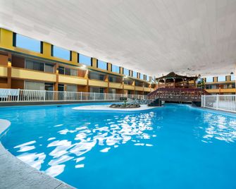 Clarion Inn and Suites Convention Center Kearney - Kearney - Pool