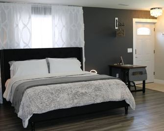 Charm on the Farm - Barndominium - Dry Ridge - Bedroom