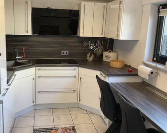 Cozy, quiet apartment 72 sqm with carport in direct forest location near Ruhrradweg. - Hattingen - Kitchen