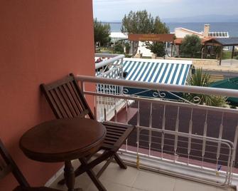 House Butik Hotel - Cesme - Balcone