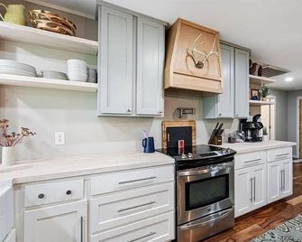 Family sized cozy mountain cabin with lake views from both sides of the house! - Rogers - Kuchyň