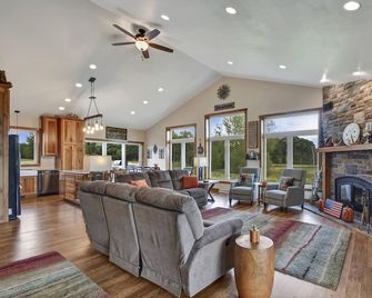 Clay Banks Retreat - Sturgeon Bay - Huiskamer