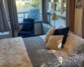 Cozy Cabin, porch & lake - Saranac Lake - Bedroom