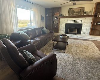 Farmhouse Retreat - Lemoore/Surf Ranch -3br/2Ba - Lemoore - Obývací pokoj