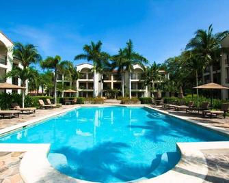 Dazzling end unit in Coco with extra windows and lots of light sleeps 8 - Coco - Pool