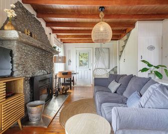 Cozy cottage w view/access to lake near Glissades St-Jean de Matha and Golf - Saint-Jean-de-Matha - Huiskamer