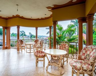 Airport Side Hotel Entebbe - אנטבה - מרפסת