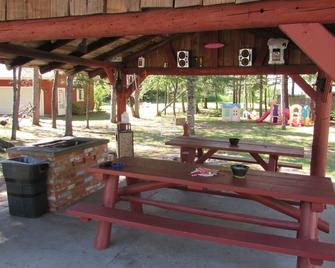 Woodland Motor Lodge - Grayling - Patio