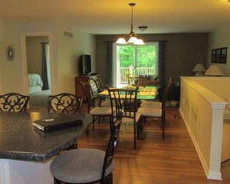 Beulah Land Guest House w/King Bed & Jacuzzi Tub - Benzonia - Comedor