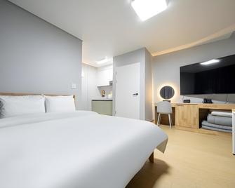 Buan Chaeseokgang Beach Hotel - Buan - Habitación