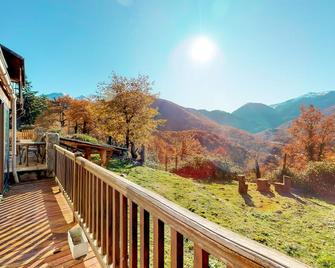 Large chalet in the heart of the Pyrenees, 15 P, SPA and heated swimming pool (IN the house). - Ax-Les-Thermes - Balcony